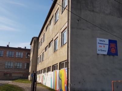 Kurator Oświaty chce by budynek po Gimnazjum nr 1 w Żywcu stał pusty, a dzieci z Zabłocia chodziły.. - zdjęcie1