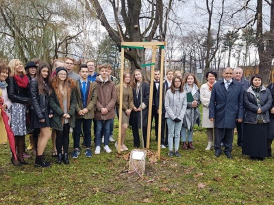 Odsłonięcie tabliczki pamiątkowej przy Dębie Niepodległości - zdjęcie1