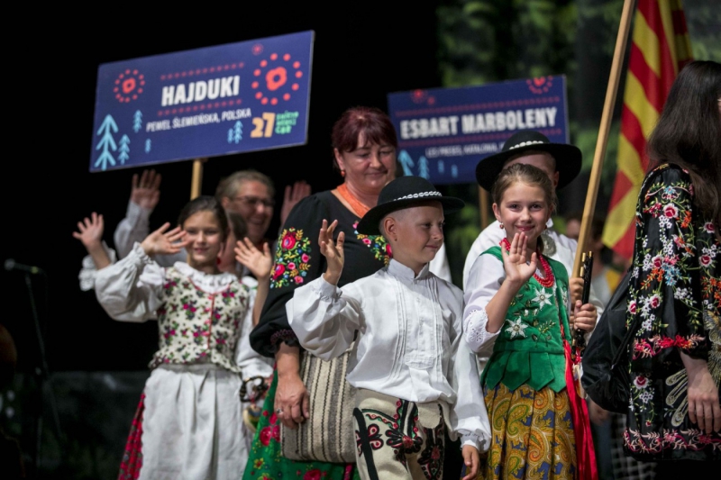 Góralskie dzieci z Beskidów i Katalonii na żywieckim Rynku