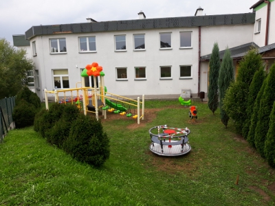 Nowy plac zabaw przy ZSP w Oczkowie - zdjęcie5