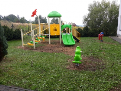 Nowy plac zabaw przy ZSP w Oczkowie - zdjęcie2