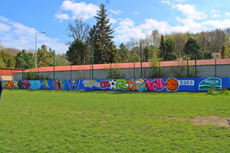 Nowy mural na boisku przy os. Młodych